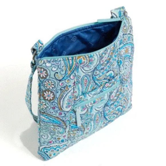 Vera Bradley Handbags - 💙 🩵 Vera Bradley Blue Daisy Dot Paisley Hipster cross body bag LIKE NEW